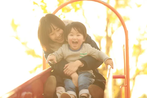 Bonito Pouco Asiático Menino Sua Mãe Parque — Fotografia de Stock