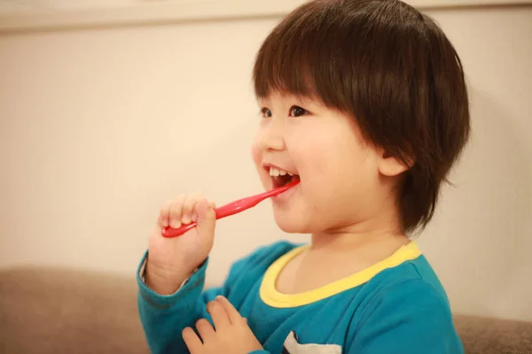 Küçük Çocuk Evde Dişlerini Fırçalıyor — Stok fotoğraf