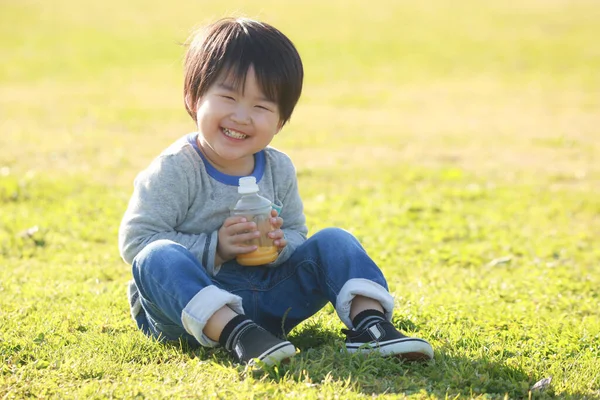 Retrato Niño Feliz Bebiendo Jugo Parque — Foto de Stock