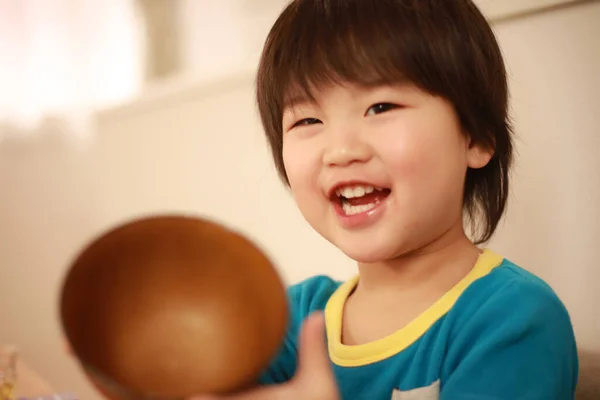 Portret Van Een Schattig Jongetje Met Bruine Schaal — Stockfoto