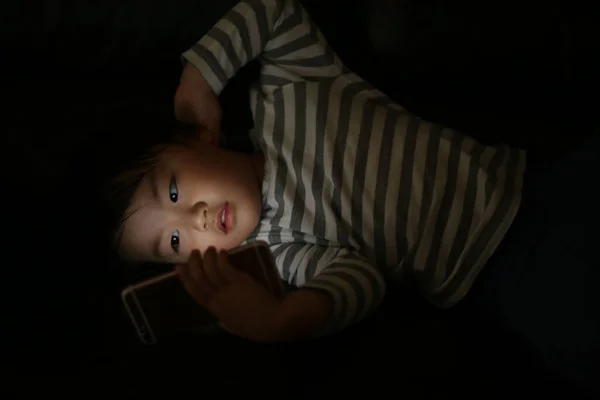 Niño Pequeño Usando Teléfono Inteligente Por Noche —  Fotos de Stock