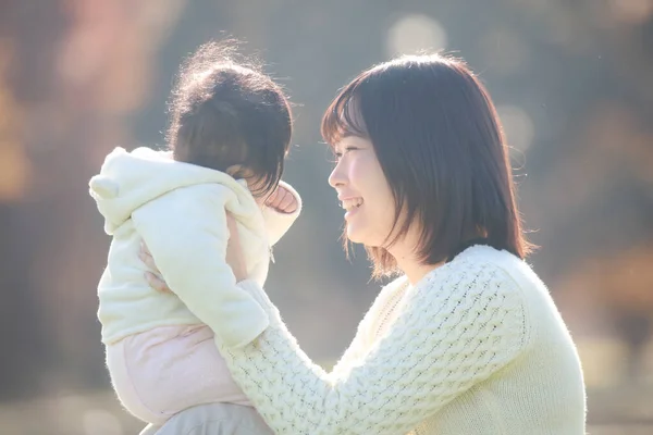 Portret Jong Aziatisch Vrouw Met Haar Dochter Park — Stockfoto