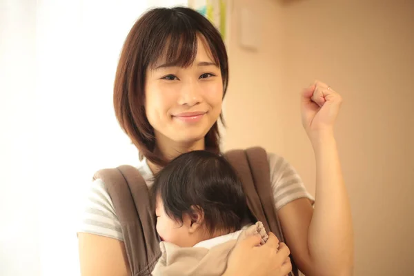 幸せなアジア系の母親と赤ちゃんは — ストック写真