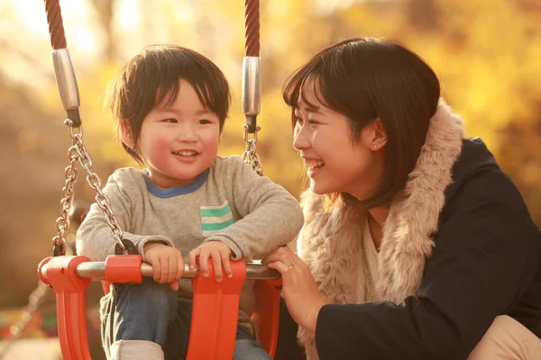 Милый Маленький Азиатский Мальчик Мама Парке — стоковое фото