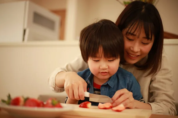 母親は息子と料理してる 子供用キッチン — ストック写真