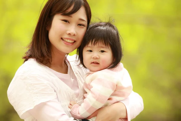 Cute Little Asian Girl Her Mom Park — Stock Photo, Image