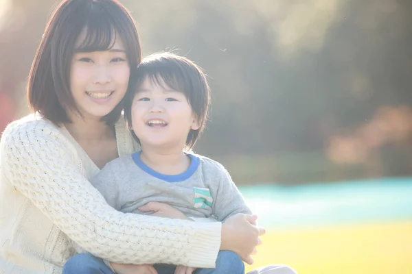Niedlich Wenig Asiatisch Junge Und Seine Mutter Park — Stockfoto