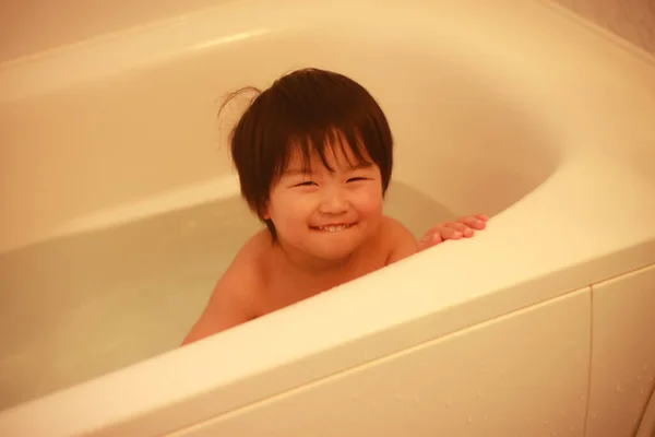 Pequeno Menino Japonês Divertindo Banheiro — Fotografia de Stock
