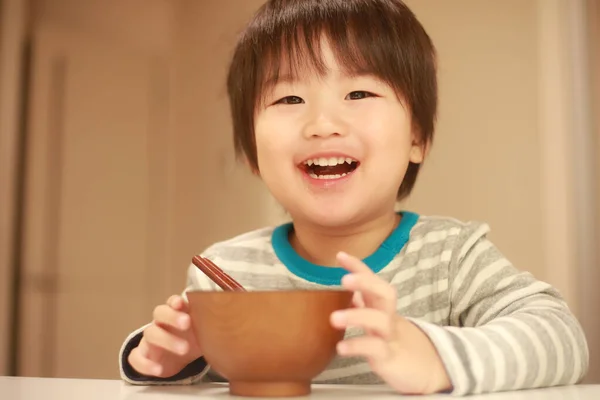 Šťastný Asijský Chlapec Ovesnou Kaši — Stock fotografie