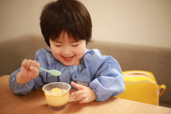 Asijské Malý Chlapec Jíst Jídlo Stole — Stock fotografie