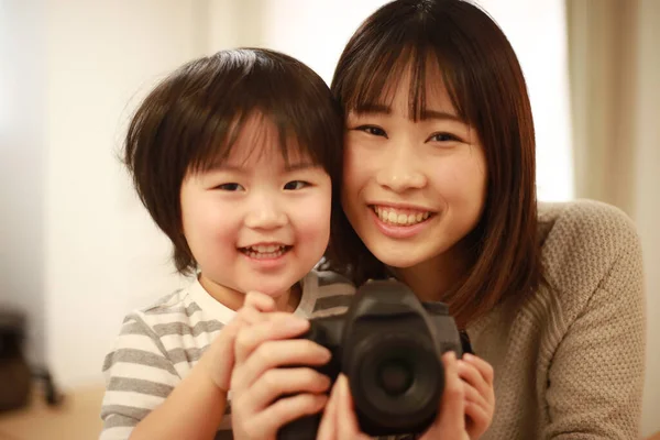 Azjatycki Kobieta Mały Chłopiec Grać Kamera — Zdjęcie stockowe