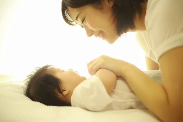 Junge Asiatische Frau Mit Ihrem Baby — Stockfoto