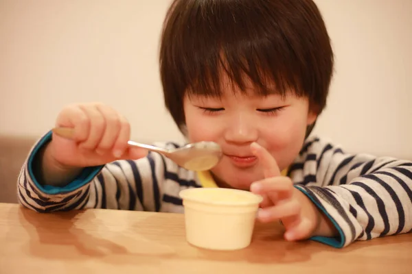 Ásia Bonito Pouco Menino Comer Cozinha — Fotografia de Stock