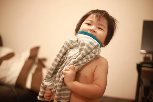 Mały Chłopiec Biorąc Jego Ubrania — Zdjęcie stockowe