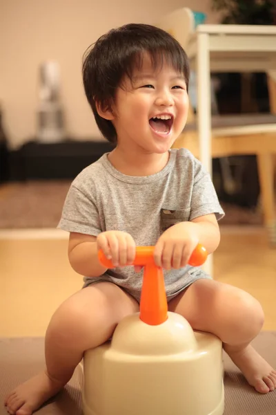 Roztomilý Asijské Dítě Chlapec Hrát Hračkou — Stock fotografie