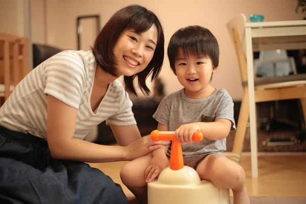 Asiatique Mère Jouer Avec Son Fils — Photo