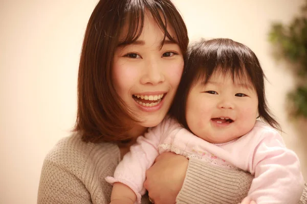 Asiatique Mère Fille Câlins Dans Chambre — Photo