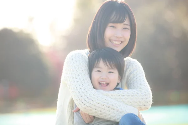 Mignon Petit Asiatique Garçon Mère Dans Parc — Photo