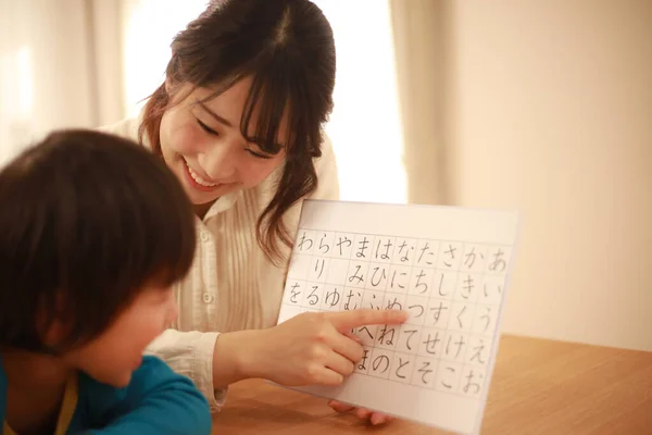 Küçük Asyalı Çocuk Annesiyle Hiyeroglifleri Öğreniyor — Stok fotoğraf