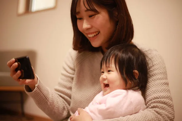 Mère Fille Prenant Selfie Avec Son Téléphone Portable — Photo