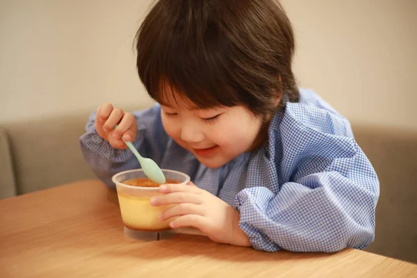 Malé Dítě Jíst Chutné Jídlo Doma — Stock fotografie
