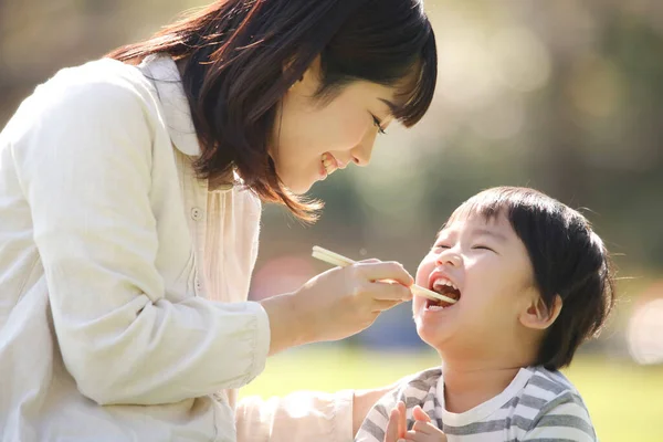 Ásia Mãe Ter Almoço Com Ela Filho Parque — Fotografia de Stock