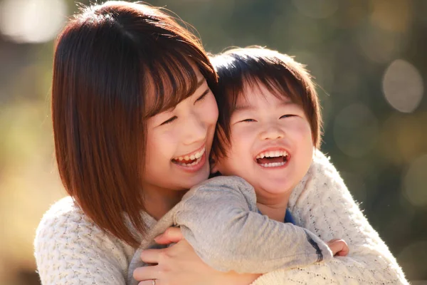 Anak Asia Kecil Yang Lucu Dan Ibunya Taman — Stok Foto