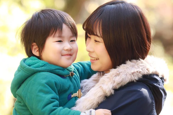 Mignon Petit Asiatique Garçon Mère Dans Parc — Photo