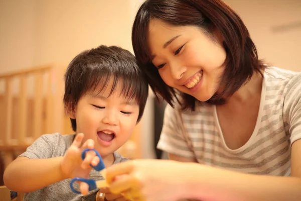 Asiatiska Mamma Leker Med Hennes Son — Stockfoto