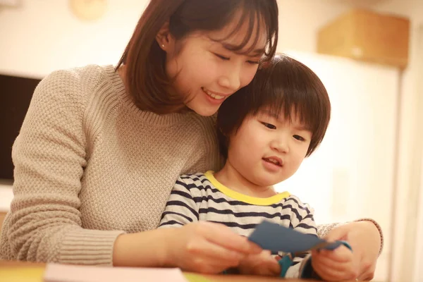 Usmívající Asijské Mladá Žena Její Malý Syn Dělat Ruční Creaft — Stock fotografie
