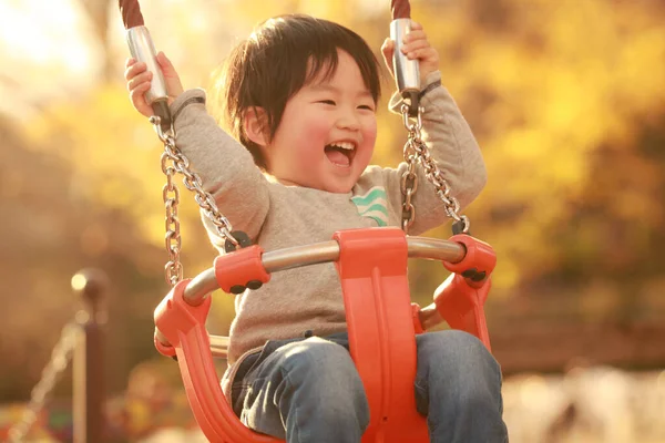 Platformda oynayan mutlu küçük çocuğun portresi