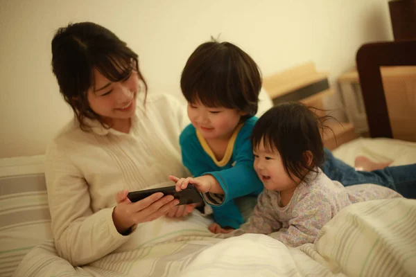 Mutlu Asyalı Anne Çocukları — Stok fotoğraf