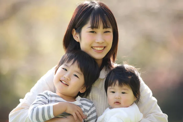 Asian Children Mother Park — Stock Photo, Image