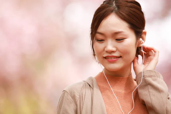 Jong Mooi Vrouw Luisteren Naar Muziek Met Hoofdtelefoon — Stockfoto