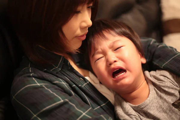 Portrait Une Jeune Femme Avec Son Fils Qui Pleure — Photo