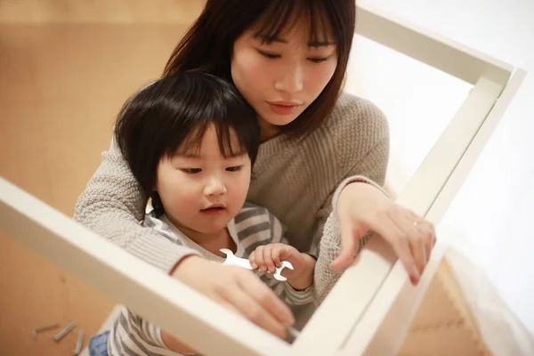Asijská Žena Malým Synem Montážní Stůl Novém Domově — Stock fotografie