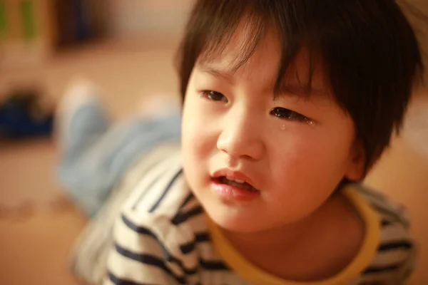 Πορτρέτο Ενός Χαριτωμένου Μικρού Παιδιού Που Κλαίει Στο Σπίτι — Φωτογραφία Αρχείου