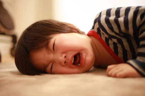 Retrato Uma Criança Pequena Bonito Chorando Casa — Fotografia de Stock