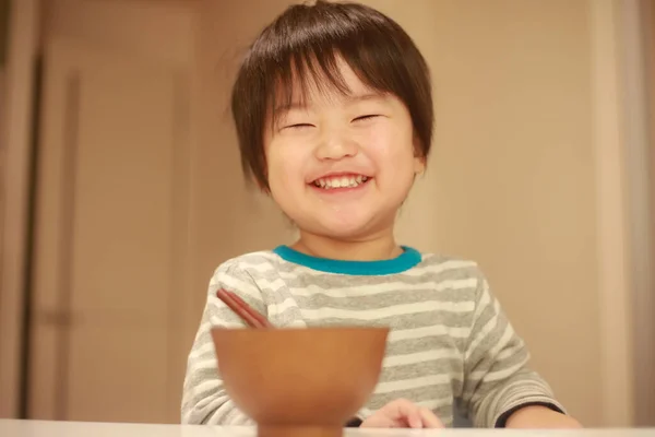 Šťastný Asijský Chlapec Ovesnou Kaši — Stock fotografie