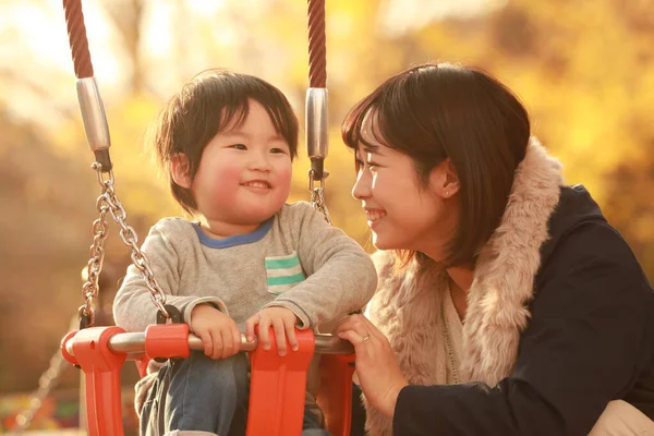 Roztomilý Malý Asijské Chlapec Jeho Maminka Parku — Stock fotografie