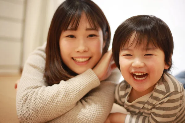 Sorridente Asiatica Giovane Donna Suo Piccolo Figlio — Foto Stock