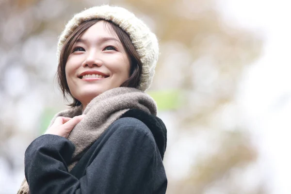 Porträtt Ung Asiatisk Kvinna Poserar Höstparken — Stockfoto