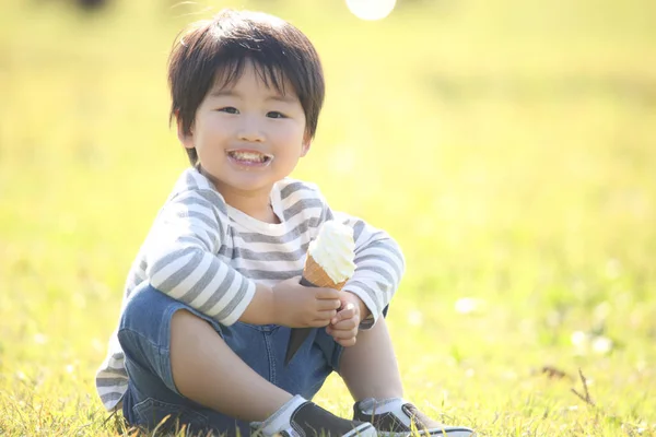 男孩在公园里吃冰淇淋 — 图库照片