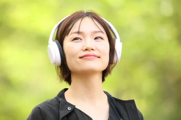 Retrato Mujer Asiática Joven Con Auriculares Parque —  Fotos de Stock
