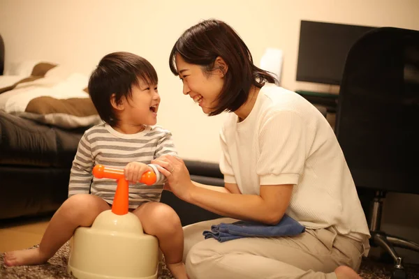 Asiatische Mutter Spielen Mit Ihr Sohn — Stockfoto