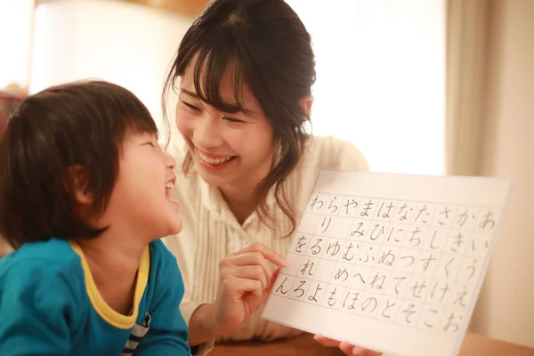 Mały Azji Chłopiec Uczy Się Hieroglify Matka — Zdjęcie stockowe