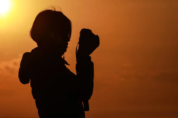 Σιλουέτα Νεαρής Γυναίκας Φωτογραφική Μηχανή Στο Φόντο Του Ηλιοβασιλέματος — Φωτογραφία Αρχείου