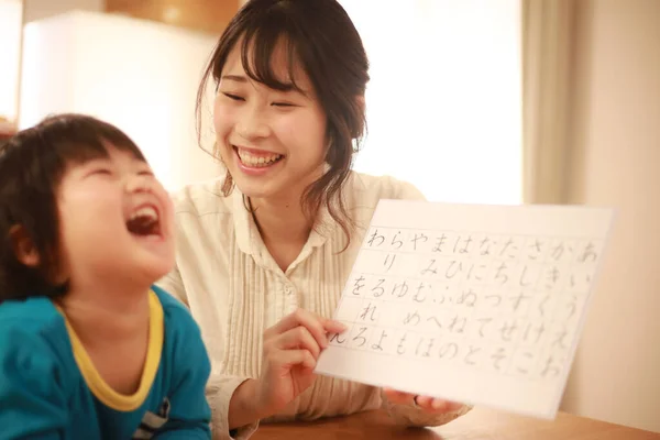 Pouco Ásia Menino Aprende Hieróglifos Com Mãe — Fotografia de Stock
