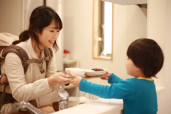 Młoda Japońska Kobieta Gotowała Pyszny Lunch Dla Swojego Syna — Zdjęcie stockowe