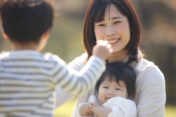 Niños Asiáticos Con Madre Parque — Foto de Stock